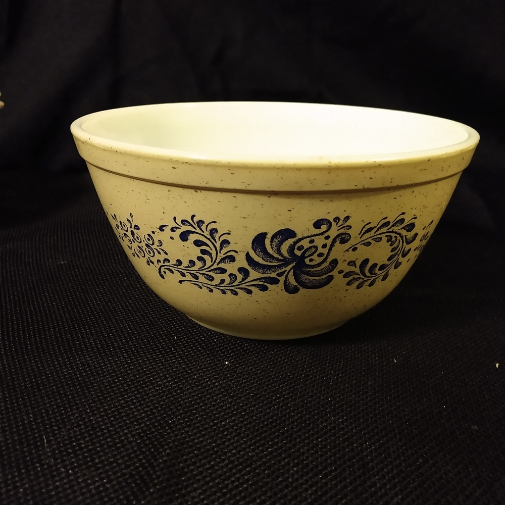 Vintage Pyrex Homestead 402 bowl